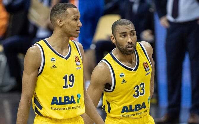 Basketball: Euroleague, Alba Berlin - Valencia Basket, Hauptrunde, 33. Spieltag, Mercedes-Benz Arena. ALBAs Louis Olinde (l) und Jayson Granger stehen zusammen auf dem Court. ALBA Berlin - Valencia Basket