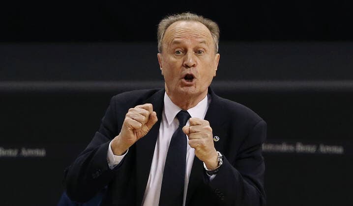 Trainer Aito Garcia Reneses zeigend, gestikulierend Aktion Oberkoerper Oberkörper Basketball EuroLeague Herren Saison 2020 2021 02.04.2021 ALBA Berlin vs. Valencia Baskets