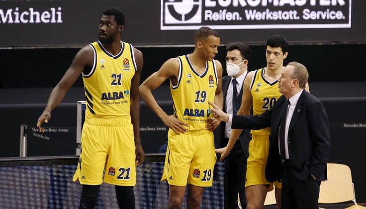 Jean Marc Christ Koumadje, Louis Olinde, Simone Fontecchio, Trainer Aito Garcia Reneses redend zeigend Basketball EuroLeague Herren Saison 2020 2021 02.04.2021 ALBA Berlin vs. Valencia Baskets