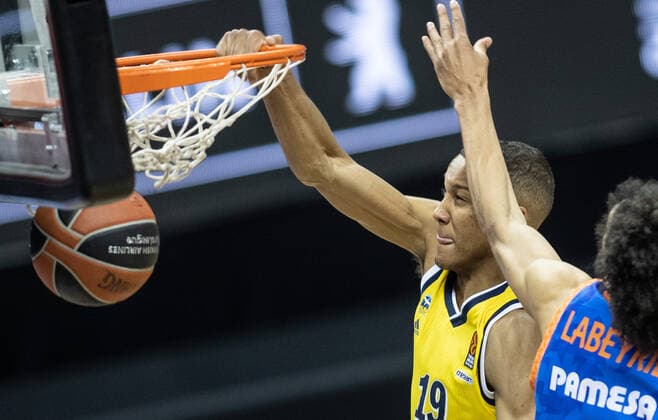 Basketball: Euroleague, Alba Berlin - Valencia Basket, Hauptrunde, 33. Spieltag, Mercedes-Benz Arena. ALBAs Louis Olinde legt den Ball in den Korb und haengt daran. ALBA Berlin - Valencia Basket