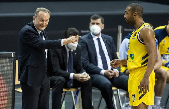 Basketball: Euroleague, Alba Berlin - Valencia Basket, Hauptrunde, 33. Spieltag, Mercedes-Benz Arena. ALBAs Head Coach Aito Garcia Reneses (l) zeigt Jayson Granger die Richtung. ALBA Berlin - Valencia Basket