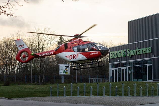 Trainingsunfall bei den GISA Lions in der Erdgas Sportarena Deeshyra Thomas (03, GISA Lions SV Halle) wurde ins Krankenhaus gebracht. Training GISA Lions SV Halle Basketball - 1. Bundesliga - ERDGAS Sportarena Halle (Saale) 01.04.2021 Foto: Holger John Halle Saale Sachsen-Anhalt Deutschland ERDGAS Sportarena Halle Saale