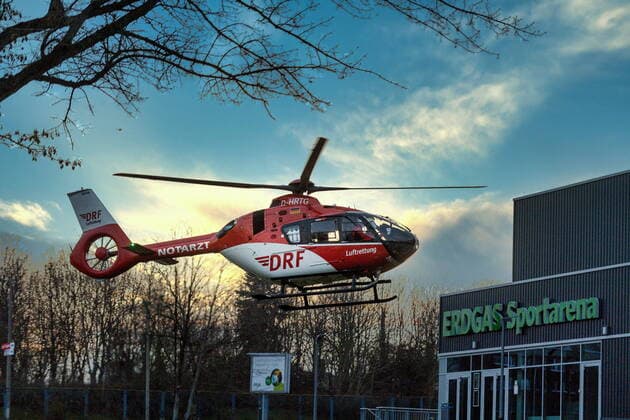 Sport Bilder des Tages Trainingsunfall bei den GISA Lions in der Erdgas Sportarena Deeshyra Thomas (03, GISA Lions SV Halle) wurde ins Krankenhaus gebracht. Training GISA Lions SV Halle Basketball - 1. Bundesliga - ERDGAS Sportarena Halle (Saale) 01.04.2021 Foto: Holger John Halle Saale Sachsen-Anhalt Deutschland ERDGAS Sportarena Halle Saale