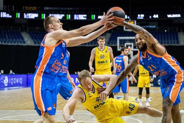 Sport Bilder des Tages Basketball Berlin 02.04.2021 Euroleague Saison 2020 2021 Alba Berlin - Valencia Basket Luke Sikma (Alba Berlin, No.43) Klemen Prepelic (Valencia, No.03) Derrick Williams (Valencia, No.21)