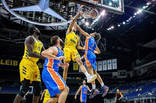 Basketball Berlin 02.04.2021 Euroleague Saison 2020 2021 Alba Berlin - Valencia Basket Louis Olinde (Alba Berlin, No.19) Louis Labeyrie (Valencia, No.07)