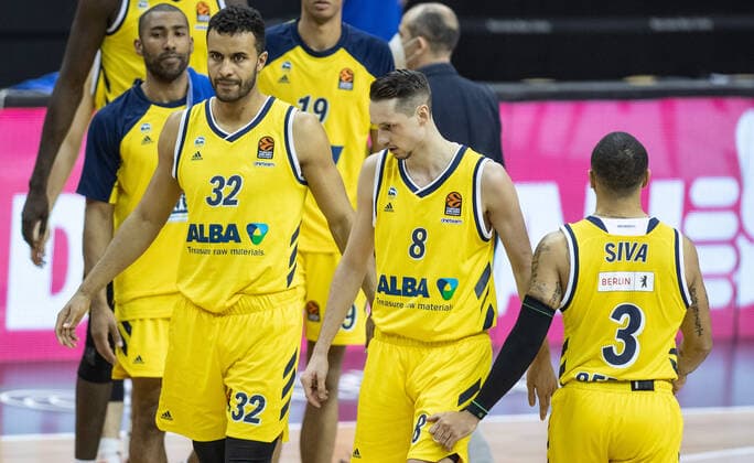 Basketball: Euroleague, Alba Berlin - Valencia Basket, Hauptrunde, 33. Spieltag, Mercedes-Benz Arena. ALBAs Jayson Granger (l-r), Johannes Thiemann, Marcus Eriksson und Peyton Siva laufen nach der Niederlage enttaeuscht ueber den Court. ALBA Berlin - Valencia Basket
