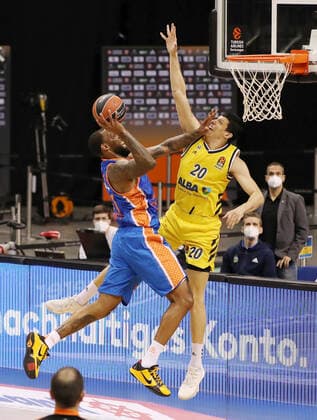Derrick Williams, Simone Fontecchio Aktion Spielszene Zweikampf Basketball EuroLeague Herren Saison 2020 2021 02.04.2021 ALBA Berlin vs. Valencia Baskets