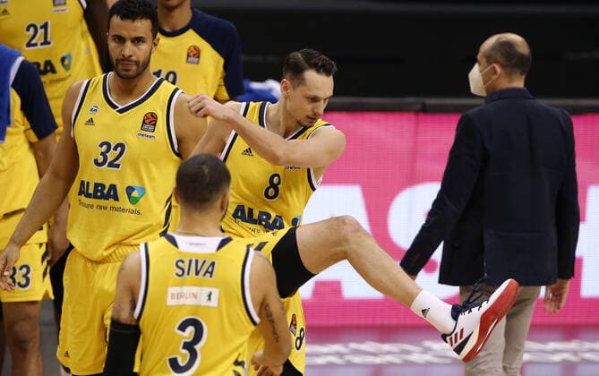 Sport Bilder des Tages Johannes Thiemann, Peyton Siva, Marcus Eriksson enttäuscht nach Spielende Enttäuschung Basketball EuroLeague Herren Saison 2020 2021 02.04.2021 ALBA Berlin vs. Valencia Baskets
