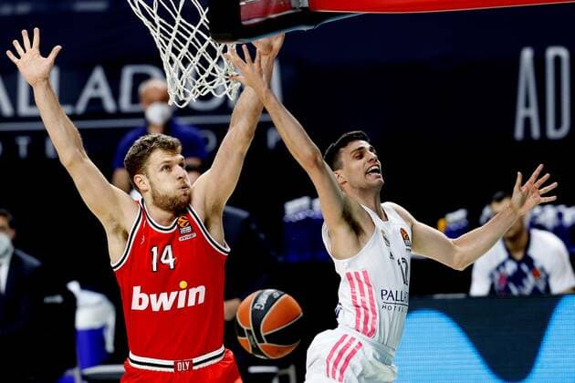 Real Madrid s guard Carlos Alocen (R) in action against Olympiakos forward Sasha Vezenkov (L) during the Euroleague game between Real Madrid and Olympiakos B.C. at WiZink Center in Madrid, Spain, 02 April 2021. Real Madrid - Olympiakos B.C. !ACHTUNG: NUR REDAKTIONELLE NUTZUNG!  Copyright: xChemaxMoyax GRAF6327 20210402-637529953779200047