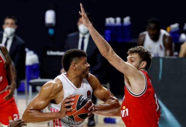 Real Madrid s center Walter Tavares (L) fights for the ball against Olympiakos forward Sasha Vezenkov (R) during the Euroleague game between Real Madrid and Olympiakos B.C. at WiZink Center in Madrid, Spain, 02 April 2021. Real Madrid - Olympiakos B.C. !ACHTUNG: NUR REDAKTIONELLE NUTZUNG!  Copyright: xChemaxMoyax GRAF6341 20210402-637529965681790542
