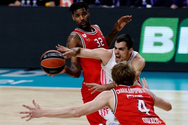 Real Madrid s forward Alberto Abalde (2-R) in action against Olympiakos forward Vassilis Charalampopoulos (R) and center Octavius Ellis (L) during the Euroleague game between Real Madrid and Olympiakos B.C. at WiZink Center in Madrid, Spain, 02 April 2021. Real Madrid - Olympiakos B.C. !ACHTUNG: NUR REDAKTIONELLE NUTZUNG!  Copyright: xChemaxMoyax GRAF6345 20210402-637529969446174285