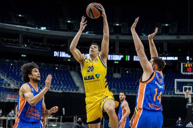 Basketball Berlin 02.04.2021 Euroleague Saison 2020 2021 Alba Berlin - Valencia Basket Simone Fontecchio (Alba Berlin, No.20) Bojan Dubljevic (Valencia, No.14) Louis Labeyrie (Valencia, No.07)