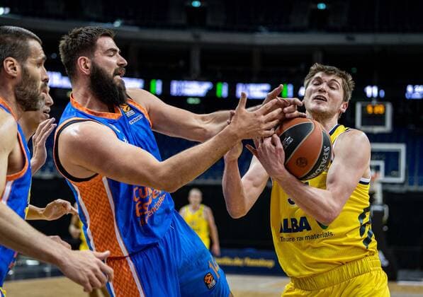 Basketball Berlin 02.04.2021 Euroleague Saison 2020 2021 Alba Berlin - Valencia Basket Ben Lammers (Alba Berlin, No.50) Bojan Dubljevic (Valencia, No.14)