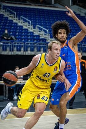 Basketball Berlin 02.04.2021 Euroleague Saison 2020 2021 Alba Berlin - Valencia Basket Luke Sikma (Alba Berlin, No.43) Louis Labeyrie (Valencia, No.07)