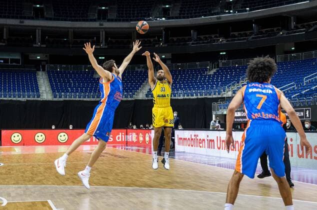 Basketball Berlin 02.04.2021 Euroleague Saison 2020 2021 Alba Berlin - Valencia Basket Jayson Granger (Alba Berlin, No.33) Mike Tobey (Valencia, No.10)