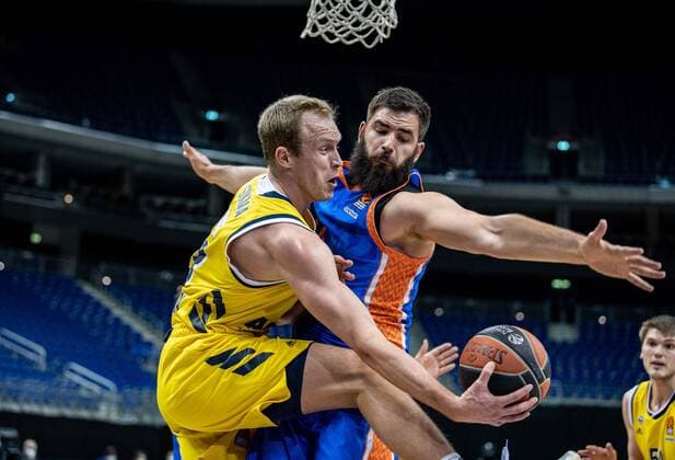 Basketball Berlin 02.04.2021 Euroleague Saison 2020 2021 Alba Berlin - Valencia Basket Luke Sikma (Alba Berlin, No.43) Bojan Dubljevic (Valencia, No.14)