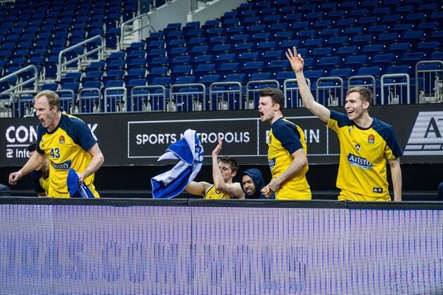 Basketball Berlin 02.04.2021 Euroleague Saison 2020 2021 Alba Berlin - Valencia Basket Jubel Alba Luke Sikma (Alba Berlin, No.43) Ben Lammers (Alba Berlin, No.50) Peyton Siva (Alba Berlin, No.03) Jonas Mattisseck (Alba Berlin, No.09) Malte Delow (Alba Berlin, No.06) vlnr.