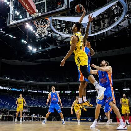 Basketball Berlin 02.04.2021 Euroleague Saison 2020 2021 Alba Berlin - Valencia Basket Johannes Thiemann (Alba Berlin, No.32) Derrick Williams (Valencia, No.21) verd.