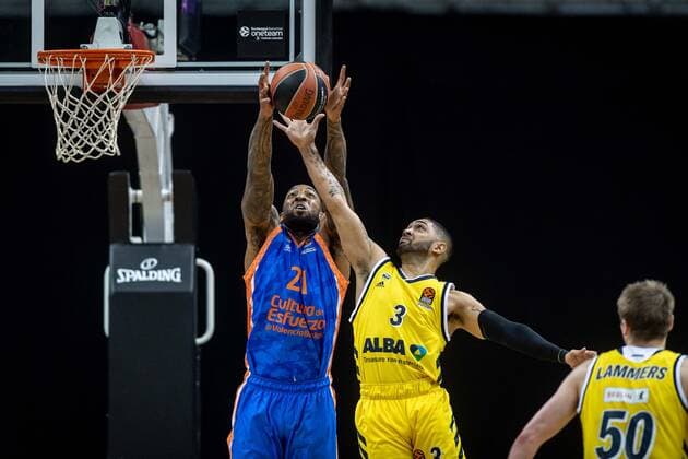 Basketball Berlin 02.04.2021 Euroleague Saison 2020 2021 Alba Berlin - Valencia Basket Peyton Siva (Alba Berlin, No.03) Derrick Williams (Valencia, No.21)