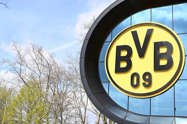GER, Herren, 1.Bundesliga, Saison 2020-2021, Borussia Dortmund - Eintracht Frankfurt Dortmund, Signal Iduna Park, 03.04.21, GER, Herren, 1.Bundesliga, Saison 2020-2021, Borussia Dortmund - Eintracht Frankfurt Bild: Stadionansicht außen mit BVB-Wappen Foto: Ulrich Hufnagel Hufnagel PR Pool Nur fuer journalistische Zwecke! Only for editorial use! Gemaess den Vorgaben der DFL Deutsche Fußball Liga ist es untersagt, in dem Stadion und oder vom Spiel angefertigte Fotoaufnahmen in Form von Sequenzbildern und oder videoaehnlichen Fotostrecken zu verwerten bzw. verwerten zu lassen. DFL regulations prohibit any use of photographs as image sequences and or quasi-video. Dortmund Signal Iduna Park NRW Deutschland