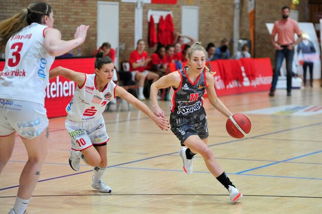 Basketball - DBBL - Play-Offs - GiroLive Panthers Osnabrück - TSV 1880 Wasserburg am 03.04.2021 in der OSC Halle in Osnabrück Sophie Marie Perner (Wasserburg) im Zweikampf mit Jenny Strozyk (Osnabrück)