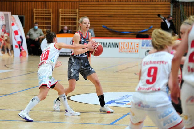 Basketball - DBBL - Play-Offs - GiroLive Panthers Osnabrück - TSV 1880 Wasserburg am 03.04.2021 in der OSC Halle in Osnabrück Sophie Marie Perner (Wasserburg) im Zweikampf mit Jenny Strozyk (Osnabrück)