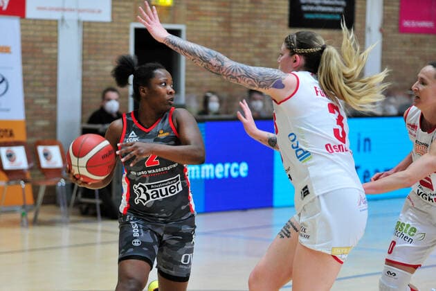 Basketball - DBBL - Play-Offs - GiroLive Panthers Osnabrück - TSV 1880 Wasserburg am 03.04.2021 in der OSC Halle in Osnabrück Kelly Moten (Wasserburg) im Zweikampf mit Samantha Führing Fuehring (Osnabrück)