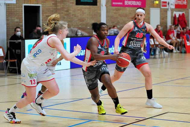 Basketball - DBBL - Play-Offs - GiroLive Panthers Osnabrück - TSV 1880 Wasserburg am 03.04.2021 in der OSC Halle in Osnabrück Kelly Moten (Wasserburg) im Zweikampf mit Frieda Bühner Buehner (Osnabrück)