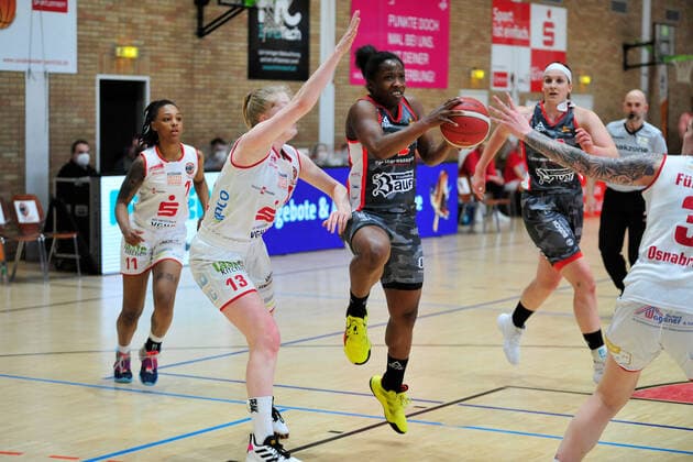 Basketball - DBBL - Play-Offs - GiroLive Panthers Osnabrück - TSV 1880 Wasserburg am 03.04.2021 in der OSC Halle in Osnabrück Kelly Moten (Wasserburg) im Zweikampf mit Frieda Bühner Buehner (Osnabrück)