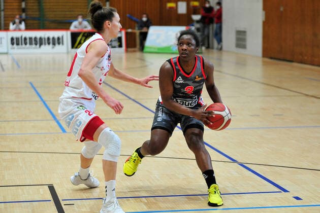 Basketball - DBBL - Play-Offs - GiroLive Panthers Osnabrück - TSV 1880 Wasserburg am 03.04.2021 in der OSC Halle in Osnabrück Kelly Moten (Wasserburg) im Zweikampf mit Kata Takacs (Osnabrück)