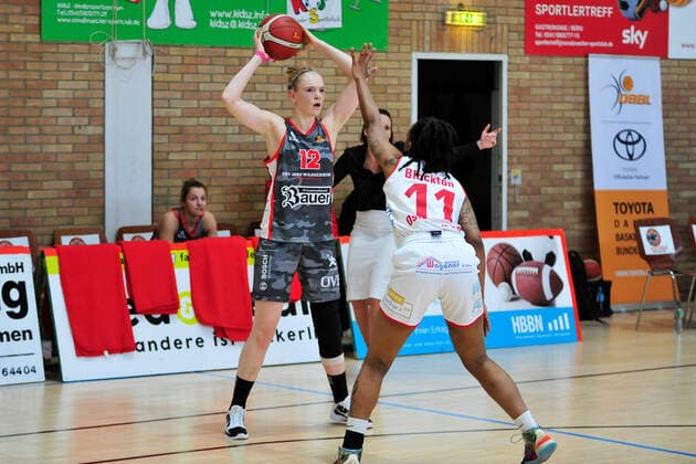 Basketball - DBBL - Play-Offs - GiroLive Panthers Osnabrück - TSV 1880 Wasserburg am 03.04.2021 in der OSC Halle in Osnabrück Laura Hebecker (Wasserburg) im Zweikampf mit Allazia Blockton (Osnabrück)