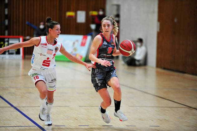 Basketball - DBBL - Play-Offs - GiroLive Panthers Osnabrück - TSV 1880 Wasserburg am 03.04.2021 in der OSC Halle in Osnabrück Sophie Marie Perner (Wasserburg) im Zweikampf mit Jenny Strozyk (Osnabrück)