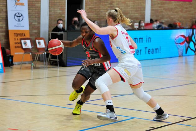 Basketball - DBBL - Play-Offs - GiroLive Panthers Osnabrück - TSV 1880 Wasserburg am 03.04.2021 in der OSC Halle in Osnabrück Kelly Moten (Wasserburg) im Zweikampf mit Emma Eichmeyer (Osnabrück)