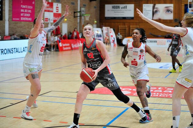 Basketball - DBBL - Play-Offs - GiroLive Panthers Osnabrück - TSV 1880 Wasserburg am 03.04.2021 in der OSC Halle in Osnabrück Laura Hebecker (Wasserburg) im Zweikampf mit Allazia Blockton (Osnabrück)