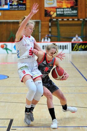 Basketball - DBBL - Play-Offs - GiroLive Panthers Osnabrück - TSV 1880 Wasserburg am 03.04.2021 in der OSC Halle in Osnabrück Sophie Marie Perner (Wasserburg) im Zweikampf mit Emma Eichmeyer (Osnabrück)