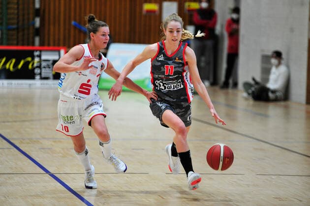 Basketball - DBBL - Play-Offs - GiroLive Panthers Osnabrück - TSV 1880 Wasserburg am 03.04.2021 in der OSC Halle in Osnabrück Sophie Marie Perner (Wasserburg) im Zweikampf mit Jenny Strozyk (Osnabrück)