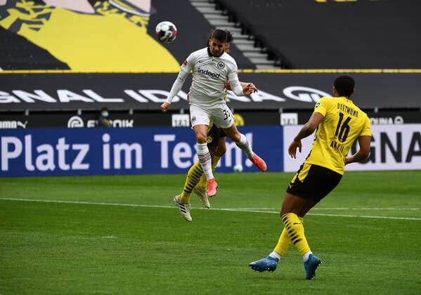 Fussball 1.Bundesliga, Borussia Dortmund - Eintracht Frankfurt 03.04.2021, xjhx, Fussball 1.Bundesliga, Borussia Dortmund - Eintracht Frankfurt emspor, v.l. Andre Silva (Eintracht Frankfurt) Kopfballduell Kopfball Zweikampf (DFL DFB REGULATIONS PROHIBIT ANY USE OF PHOTOGRAPHS as IMAGE SEQUENCES and or QUASI-VIDEO) Foto: Jan Huebner Pool Dortmund Signal Iduna Park Nordrhein-Westfalen Deutschland (DE)