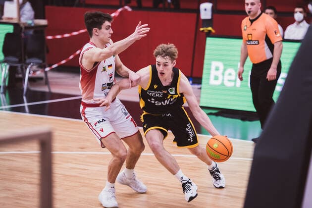 ProA: 29. Spieltag - Artland Dragons vs. Tigers Tuebingen, 03.04.2021 Zachary Christopher Ensminger (Artland Dragons, 1), Timo Lanmueller (Tigers Tuebingen, 77); ProA: 29. Spieltag - Artland Dragons vs. Tigers Tuebingen am 03.04.2021 in Quakenbrueck (Artland Arena), Germany, Copyright: xBEAUTIFULxSPORTS Neddermannx