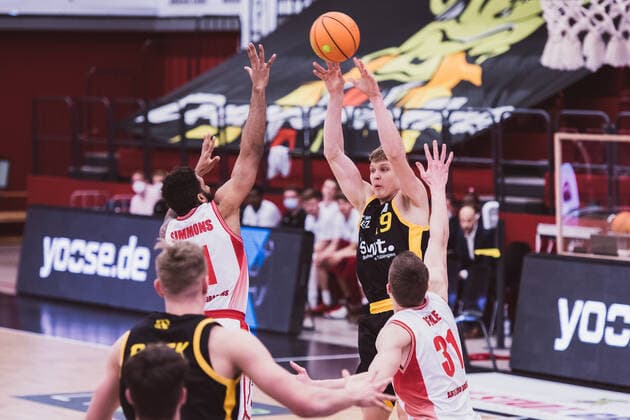 ProA: 29. Spieltag - Artland Dragons vs. Tigers Tuebingen, 03.04.2021 Elias Veikko Juhani Valtonen (Tigers Tuebingen, 19), Gerel David Simmons (Artland Dragons, 11), Robert Oehle (Artland Dragons, 31); ProA: 29. Spieltag - Artland Dragons vs. Tigers Tuebingen am 03.04.2021 in Quakenbrueck (Artland Arena), Germany, Copyright: xBEAUTIFULxSPORTS Neddermannx