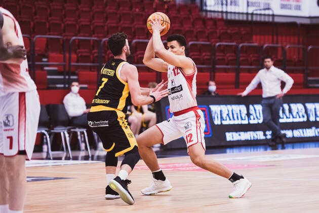 ProA: 29. Spieltag - Artland Dragons vs. Tigers Tuebingen, 03.04.2021 Besnik Bekteshi (Tigers Tuebingen, 7), Leon Iduma Okpara (Artland Dragons, 12); ProA: 29. Spieltag - Artland Dragons vs. Tigers Tuebingen am 03.04.2021 in Quakenbrueck (Artland Arena), Germany, Copyright: xBEAUTIFULxSPORTS Neddermannx