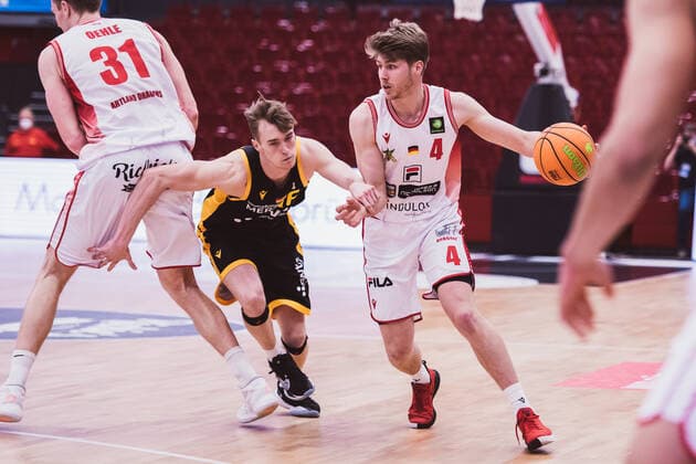ProA: 29. Spieltag - Artland Dragons vs. Tigers Tuebingen, 03.04.2021 Thorben Doeding (Artland Dragons, 4), Lucas Schiebelhut Luis (Tigers Tuebingen, 16); ProA: 29. Spieltag - Artland Dragons vs. Tigers Tuebingen am 03.04.2021 in Quakenbrueck (Artland Arena), Germany, Copyright: xBEAUTIFULxSPORTS Neddermannx