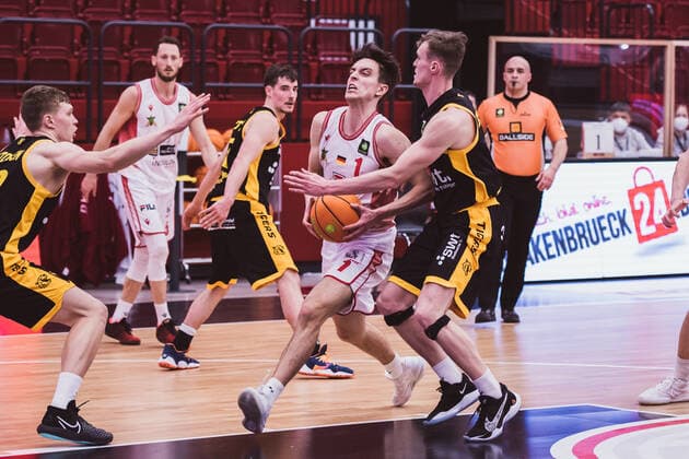 ProA: 29. Spieltag - Artland Dragons vs. Tigers Tuebingen, 03.04.2021 Zachary Christopher Ensminger (Artland Dragons, 1), Lucas Schiebelhut Luis (Tigers Tuebingen, 16); ProA: 29. Spieltag - Artland Dragons vs. Tigers Tuebingen am 03.04.2021 in Quakenbrueck (Artland Arena), Germany, Copyright: xBEAUTIFULxSPORTS Neddermannx