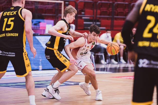 ProA: 29. Spieltag - Artland Dragons vs. Tigers Tuebingen, 03.04.2021 Zachary Christopher Ensminger (Artland Dragons, 1), Timo Lanmueller (Tigers Tuebingen, 77); ProA: 29. Spieltag - Artland Dragons vs. Tigers Tuebingen am 03.04.2021 in Quakenbrueck (Artland Arena), Germany, Copyright: xBEAUTIFULxSPORTS Neddermannx