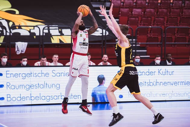 ProA: 29. Spieltag - Artland Dragons vs. Tigers Tuebingen, 03.04.2021 Gerel David Simmons (Artland Dragons, 11), Elias Veikko Juhani Valtonen (Tigers Tuebingen, 19); ProA: 29. Spieltag - Artland Dragons vs. Tigers Tuebingen am 03.04.2021 in Quakenbrueck (Artland Arena), Germany, Copyright: xBEAUTIFULxSPORTS Neddermannx