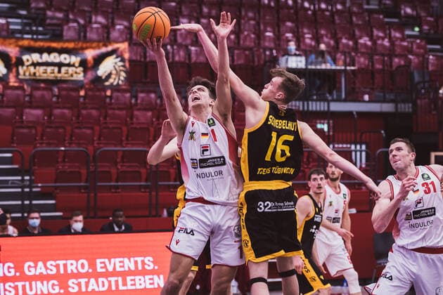 ProA: 29. Spieltag - Artland Dragons vs. Tigers Tuebingen, 03.04.2021 Zachary Christopher Ensminger (Artland Dragons, 1), Lucas Schiebelhut Luis (Tigers Tuebingen, 16); ProA: 29. Spieltag - Artland Dragons vs. Tigers Tuebingen am 03.04.2021 in Quakenbrueck (Artland Arena), Germany, Copyright: xBEAUTIFULxSPORTS Neddermannx