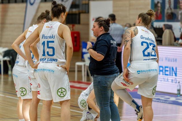 Sandra Rosanke (Head Coach, GISA Lions SV Halle) gibt Anweisungen GISA Lions SV Halle vs. Rutronik Stars Keltern Basketball - 1. Bundesliga - 2. Playoff Spiel ERDGAS Sportarena Halle (Saale) 03.04.2021 Foto: Holger John Sachsen-Anhalt Deutschland ERDGAS Sportarena Halle Saale