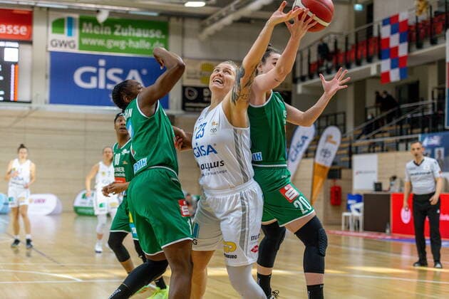 Klaudia Grudzien (23, GISA Lions SV Halle) unterm Korb gegen Jasmine Thomas (Keltern) GISA Lions SV Halle vs. Rutronik Stars Keltern Basketball - 1. Bundesliga - 2. Playoff Spiel ERDGAS Sportarena Halle (Saale) 03.04.2021 Foto: Holger John Sachsen-Anhalt Deutschland ERDGAS Sportarena Halle Saale