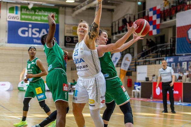 Klaudia Grudzien (23, GISA Lions SV Halle) unterm Korb gegen Jasmine Thomas (Keltern) GISA Lions SV Halle vs. Rutronik Stars Keltern Basketball - 1. Bundesliga - 2. Playoff Spiel ERDGAS Sportarena Halle (Saale) 03.04.2021 Foto: Holger John Sachsen-Anhalt Deutschland ERDGAS Sportarena Halle Saale