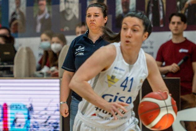 Sandra Rosanke (Head Coach, GISA Lions SV Halle) skeptisch. Vorn Eilidh Simpson (41, GISA Lions SV Halle) GISA Lions SV Halle vs. Rutronik Stars Keltern Basketball - 1. Bundesliga - 2. Playoff Spiel ERDGAS Sportarena Halle (Saale) 03.04.2021 Foto: Holger John Sachsen-Anhalt Deutschland ERDGAS Sportarena Halle Saale