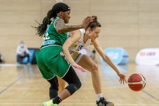 Charlotte Kreuter (13, GISA Lions SV Halle) gegen Jasmine Thomas (Keltern) GISA Lions SV Halle vs. Rutronik Stars Keltern Basketball - 1. Bundesliga - 2. Playoff Spiel ERDGAS Sportarena Halle (Saale) 03.04.2021 Foto: Holger John Sachsen-Anhalt Deutschland ERDGAS Sportarena Halle Saale